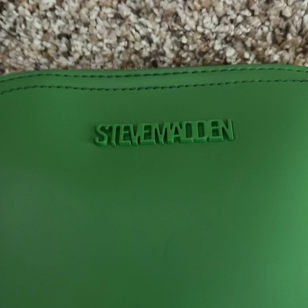 Steve Madden Green Crossbody Bag with Adjustable Strap - Picture 2 of 3